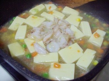 step5: 最後再用玉米粉水勾點薄芡ˊ並加入事先處理好蟹腿肉煮熟ˊ 
然後灑上少許香油及蔥綠即可。