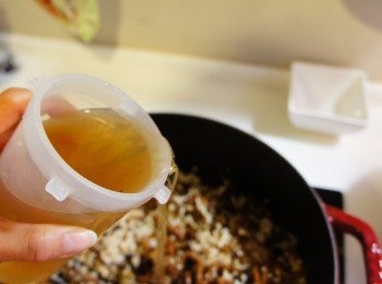 step6: 加入香菇水、蝦米水(註4)