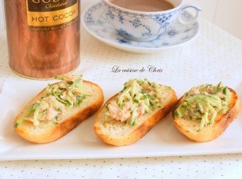 step3: 把1的拌料放上法棍，即可。簡單好吃的早餐～！也可當宴客的開胃菜喔！