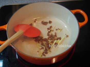 step1: 下油炒香乾蔥，薑，金華火腿