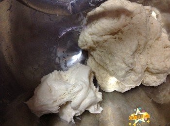 step6: 把主麵團材料打成團後，加入老麵打成光滑麵團