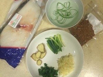 step1: 事先將蔥做處理
切成三種形狀：捲蔥絲、蔥段、蔥花
薑則是切片、蒜頭切碎
至於豆酥，在一般賣場都買得到唷~不會很難找