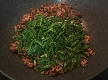 step5: 再放入韭菜花的後段，快速拌炒。