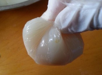 step10: 將保鮮紙包住粉糰轉圈