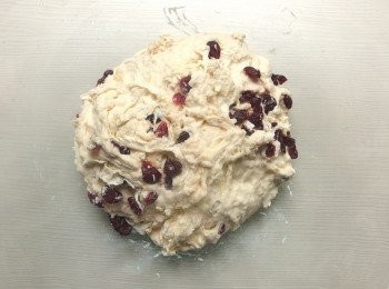 step4: 這時可添加果乾或堅果類,稍加混合即可。蓋上一個大塑膠袋把收口封緊,放在室溫12~16小時(不要超過20小時)。