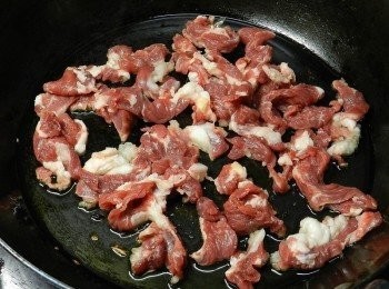 step3: 將羊肉放入，小火慢煮