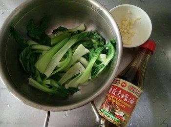 step1: 青江菜洗淨、蒜頭敲碎、萬家香香菇素蠔油，備用；