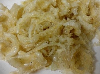 step2: 豬皮熱水泡開切絲備用。