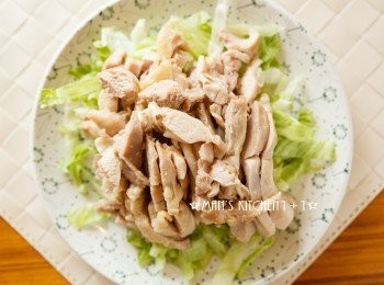 step3: 接著把雞肉與生菜都切絲備用。