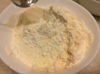 step5: 低筋麵粉、奶粉、吉士粉放另一盆中，混合拌匀