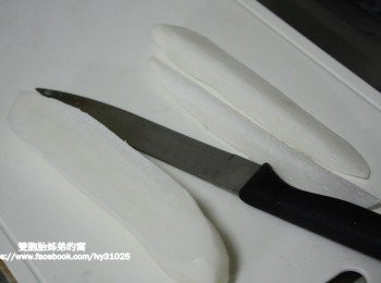 step3: 將蘿蔔對切後，再切一半