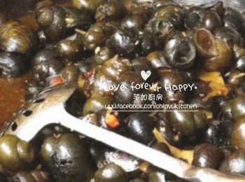 step5: 放入<a href="https://bit.ly/3C5mIwE" target="_blank" data-keyword="田螺" class="guide-link"><strong>田螺</strong></a> <span style="display:inline-block;vertical-align:middle;margin-top:-3px;color:initial;border-radius:3px;padding:2px 3px;font-size:12px;line-height:14px;background:#87d300;color:#fff;">即買</span> 不斷翻炒, 加入調味料繼續不停炒, 可於此時加入適量清水, 試味, 因應個人喜好下海鹽調味, 待湯略收乾後關火