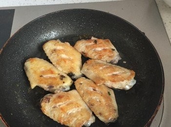 step4: 全程小火煎制，大約10分鐘左右<a href="https://bit.ly/3zHU5V3" target="_blank" data-keyword="雞翼" class="guide-link"><strong>雞翼</strong></a> <span style="display:inline-block;vertical-align:middle;margin-top:-3px;color:initial;border-radius:3px;padding:2px 3px;font-size:12px;line-height:14px;background:#87d300;color:#fff;">即買</span> 就熟了。可用筷子輕輕戳下，如果一戳就進去說明熟了。