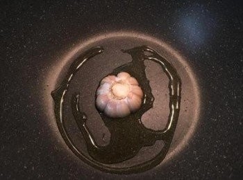 step3: 冷鍋冷油下完整的蒜頭慢煎到鍋熱油熱，