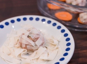 step4: 日式燒賣皮剪成幼條。肉餡分成 8 份搓成圓球狀後隨意黏上燒賣皮輕輕壓實，成型後放以紅蘿蔔片墊底放於蒸籠內。