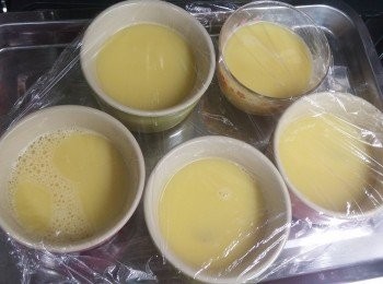 step5: 蓋上保鮮紙，蒸爐100C 蒸20分鐘
出爐後放涼一陣，再鋪上蟹肉, 蟹籽, 海膽
食得啦!!!