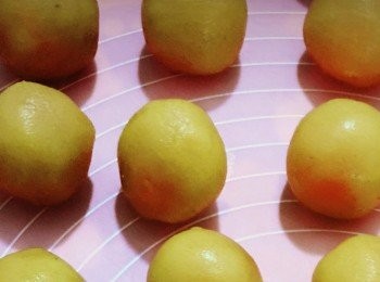 step3: 拿出先前和好的麵團，桌上撒上適量的麵粉將麵團和蓮蓉分成若干份，（分量隨你喜歡）