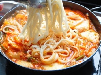 step3: 再放入煮熟的麵稍滾一下，並試味道鹹淡，可依自己喜好調味!