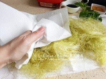 step2: 粟米原條洗淨抹乾水份 , 粟米鬚用水沖一沖洗後瀝乾水份