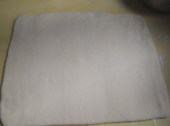 step8: 將麵團平均碾開~~小心不要穿破漏油