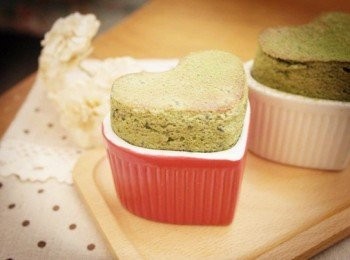 step10: 不管哪個角度澎澎的樣子都好迷人 ❤ 表面可以灑上抹茶粉或是糖粉裝飾一下。