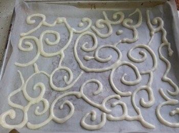 step5: 焗盆上舖上牛油紙，用彩繪筆隨意畫出喜愛的圖案。

放入已預熱180度的焗爐，焗1分鐘。
立即出爐。