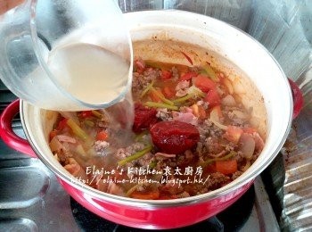 step5: 再加入肉碎拌勻炒至轉色 , 逐一加入茄膏 , 雞湯 , 水 (約500ml)拌勻