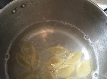 step2: 滾水下鹽灼大蜆殼粉至半熟，撈起瀝乾水，