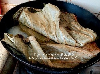 step4: 荷葉放入鑊中加水用中火煮至軟身(約10分鐘)備用