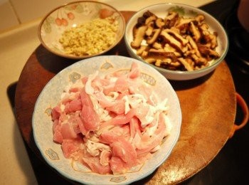 step2: 雞腿排切絲,香菇泡水,泡軟後將香菇瀝乾切細絲備用(香菇水要留下來),老薑切細末備用