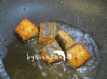 step2: 擦乾後中火半煎炸至香兩面酥脆