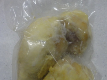 step4: 速凍的榴槤肉提前軟化。