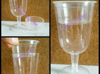 step1: 做法：
先預備二個酒杯。。。再搵二個細個酒杯口嘅啫喱杯。。