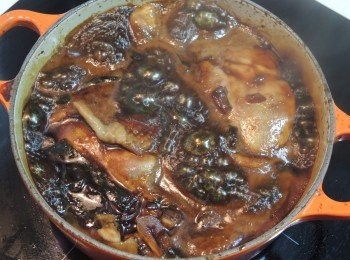 step3: 轉中小火，放入大雞腿，雞皮向下，確保汁料剛好蓋過雞肉。