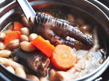 step6: 待電源跳起時，小心開啟鍋蓋，試鹹味依個人口感喜好斟酌調味，再取半量杯水倒入外鍋內，繼續啟動電源燉煮直至電源跳起即可