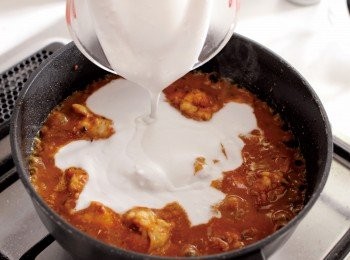 step13: 倒入椰奶煮滾→維持大火，倒入椰奶攪拌均勻，煮滾。