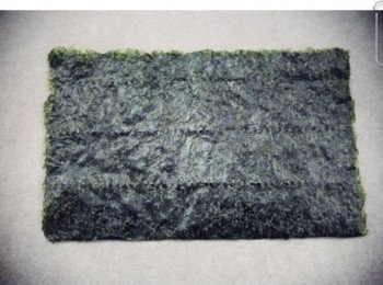 step2: 把海苔鋪好~~ 買這種大張包壽司的^^"