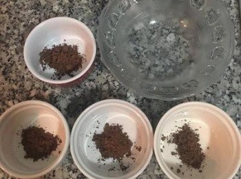 step20: 取4個容器,將無糖可可粉分別放入: #1. 放1 茶匙; #2.放 1/2茶匙 ; #3.放1/3茶匙; #4.放1/4茶匙