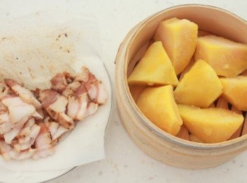 step1: 準備材料：地瓜切塊放入蒸籠。鹹豬肉儘量切薄片。
