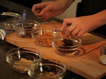 step4: 將堤子乾,櫻桃乾,杏仁粒(先炒或焗香) 加入伏特加/干邑放入存氣樽蓋好，浸製至酒完全吸收入乾果及果仁內備用