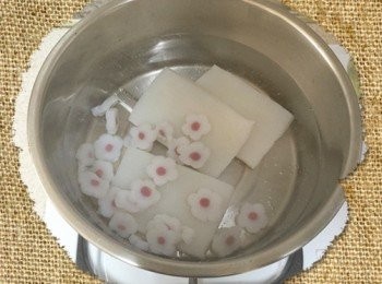 step1: 將蒟蒻川燙5分鐘後， 瀝乾備用。