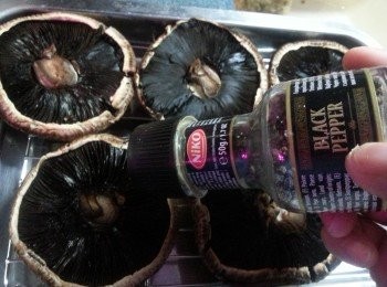 step4: 大菇灑上適量黑椒