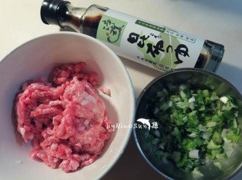 step1: 絞肉加入醬油.蔥花.胡椒粉
