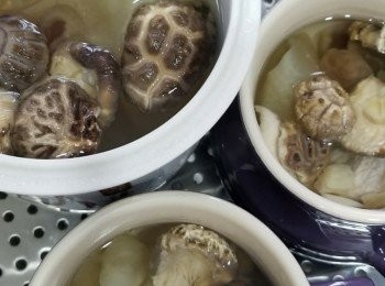 step2: 材料放燉盅，加入浸冬菇水及大滾水。如果並非一般燉盅，可以用保鮮紙包好燉盅先燉。燉2.5小時就得喇!