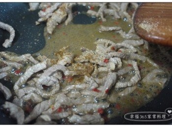 step6: 加入孜然粉拌炒。