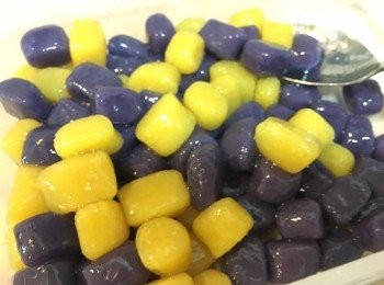 step6: 用鍋煲滾熱水 ，倒入芋圓煮約5-6分鐘，芋圓浮起便可錨起，直接放入冰水浸3-4分鐘，隔水後加入2-3湯匙砂糖撈勻