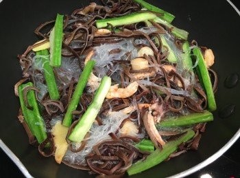 step2: 下粉絲煮至軟身，即成。