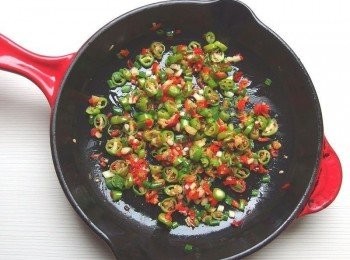 step4: 另外準備一個小平底鍋,熱鍋後加入一點蔬菜油爆香蒜末,依序加入辣椒丁及蔥花稍微拌炒一下
