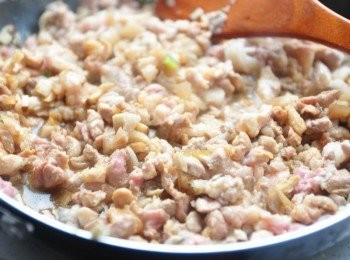 step5: 然後加入米酒悶煮約5分鐘入味，再陸續加入醬油、油膏、香油、黑糖、冷水等適量調味拌炒滾煮