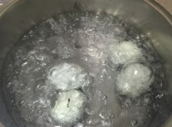 step2: 皮蛋先放入水中煮熟，取出泡冷水後剝殼備用。